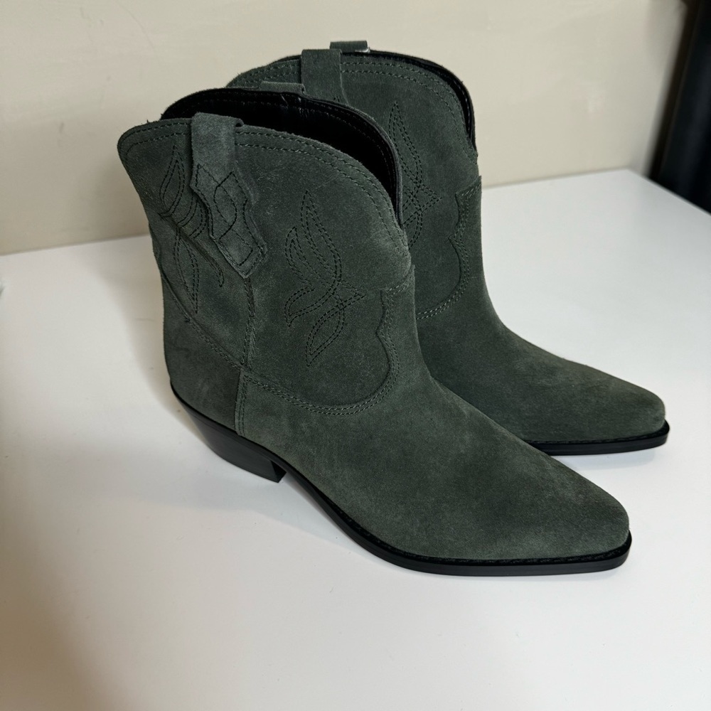 NINE WEST FOOTWEAR Women's Texan Ankle Boot size 6